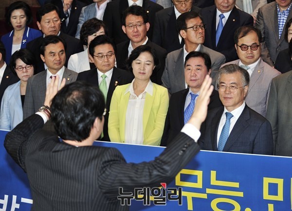 ▲ 새정치민주연합 문재인 대표가 26일 오전 서울 여의도 국회 로덴타홀에서 [박근혜 대통령의 메르스 무능과 거부권 행사에 대한 우리 당의 입장] 대국민 호소문을 발표를 준비하고 있다.ⓒ뉴데일리 이종현 기자