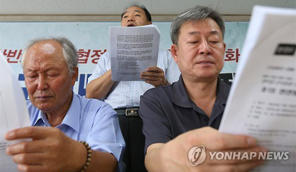 ▲ 국내 40여 개 좌익 성향 단체와 이적단체 범민련 남측본부는 지난 30일 서울 정동 민노총 사무실에서 기자회견을 갖고, 오는 8월 15일 광복절 오후에 서울역 광장에서 '8.15 반전평화 범국민대회'를 열겠다고 밝혔다. 사진은 참석자들의 모습. ⓒ연합뉴스. 무단전재 및 재배포 금지.