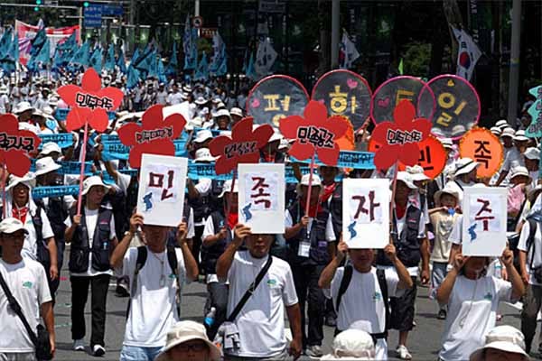 ▲ 2005년 8월 15일, 민중연대와 통일연대 등 좌익 단체들이 주최한 '8.15 반전평화 자주통일 범국민대회'의 모습. 당시 1만 2,000여 명이 참석해 종로에서 시가행진을 벌이기도 했다. ⓒ전국여성농민회총연합 게시판 캡쳐.