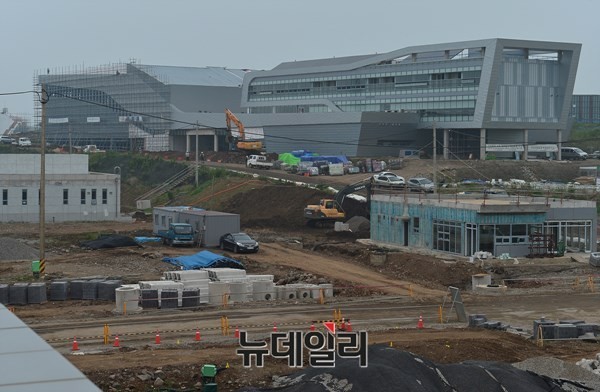 ▲ 현재 80% 이상의 공정율을 보이고 있는 제주해군기지 현장. 오는 12월 완공된다. ⓒ뉴데일리 정상윤 기자