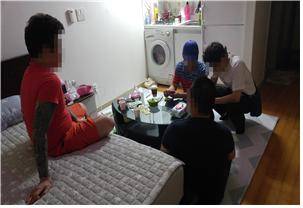 ▲ 여성가족부와 경찰청이 부산 해운대 해수욕장 인근에서 신·변종 성매매업소 단속활동을 벌이고 있는 모습. ⓒ 여성가족부