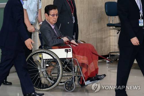 ▲ 신격호 총괄회장이 지난 27일 김포공항을 통해 입국하고 있다.ⓒ연합뉴스