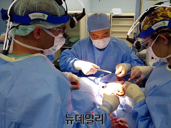 ▲ 오재원 해군본부 의무실 보건정책과장과 의료진들이 현지인 환자의 이하선종양 제거술을 하고 있다. ⓒ해군