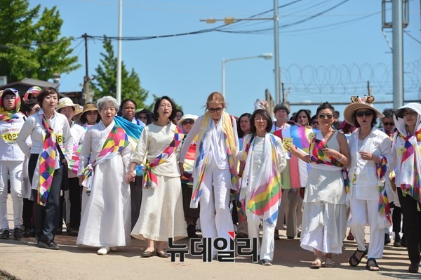 ▲ 지난 5월 24일 경의선 육로를 통해 한국으로 들어온 뒤 행사를 가진 '위민크로스DMZ' 참가자들. 모두 극렬 페미니스트로 알려져 있다. ⓒ뉴데일리 DB
