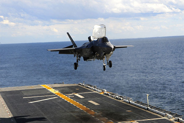 ▲ 수직이착륙 시험 비행 중인 F-35B 전투기. 2013년 8월에는 야간 수직이착륙 시험까지 성공했다. ⓒ록히드 마틴 제공
