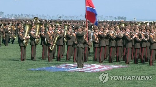 ▲ 북한 조선중앙TV는 1일 정전협정 체결 62주년을 맞아 김정은 국방위원회 제1위원장의 참석하에 지난달 29일(보도날짜) 강원도 원산 갈마비행장에서 열린 공군지휘관 전투비행술 경기대회를 담은 기록영화를 처음 방영했다. 기록영화에는 이번 경기대회 의식 중 하나로 북한 군인들이 미국 성조기를 짓밟는 장면이 담겼다. ⓒ 연합뉴스