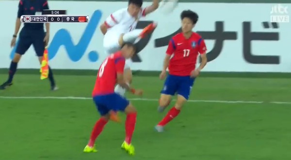 ▲ 동아시안컵 한국남자축구팀이 중국과 경기를 펼치고 있다.ⓒ방송캡쳐