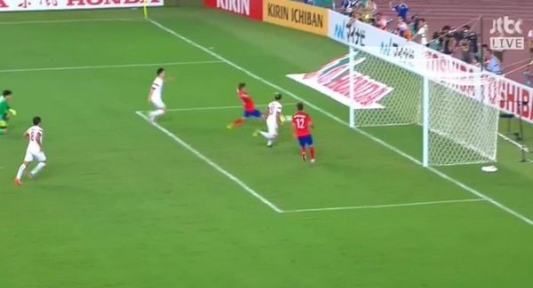 ▲ 동아시안컵에서 한국남자축구팀이 중국팀을 맞아 2-0으로 승리했다. 사진은 두번째 골을 넣고 있는 이종호ⓒ방송캡쳐