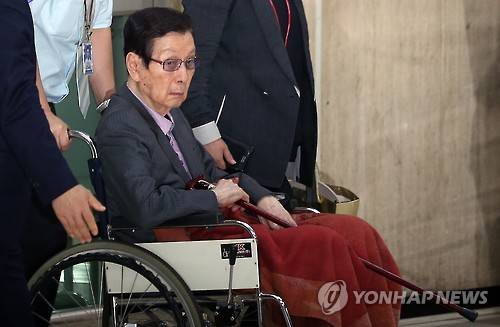 ▲ 롯데그룹 신격호 총괄회장이 28일 오후 서울 김포국제공항을 통해 귀국하고 있다. ⓒ 연합뉴스