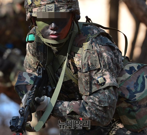 ▲ 육군 부사관이 훈련에 매진하고 있다. ⓒ뉴데일리 정상윤 기자