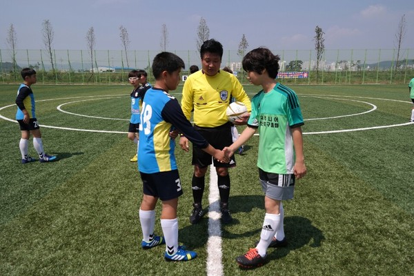 ▲ 지난 1,2일 영쳔강변축구공원에서 펼쳐진 경북유소년클럽 축구대회를 개최했다.ⓒ영천시 제공