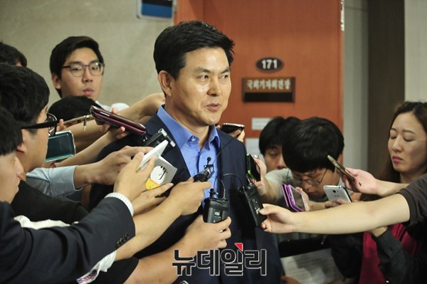▲ 새누리당 김태호 최고위원이 3일 오전 국회 기자회견장에서 20대 총선 불출마 선언을 한 뒤 취재진의 질문에 답하고 있다. ⓒ뉴데일리 이종현 기자