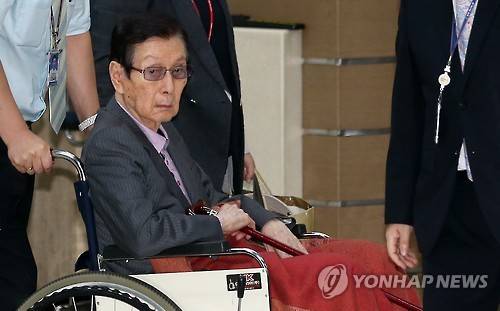 ▲ 롯데그룹 신격호 총괄회장이 지난달 28일 오후 서울 김포국제공항을 통해 귀국하고 있는 모습.ⓒ연합뉴스