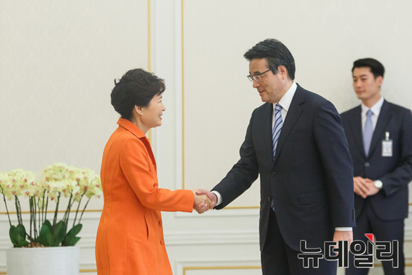 박근혜 대통령이 3일 오카다 가쓰야(岡田 克也) 일본 민주당 대표를 청와대에서 접견하며 인사를 나누고 있다. ⓒ청와대 제공