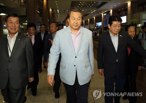 ▲ 방미 일정을 마친 새누리당 김무성 대표가 4일 새벽 인천공항으로 귀국하고 있다. 왼쪽 부터 영접나온 황진하 사무총장, 김 대표, 동행한 강석호 의원. ⓒ연합뉴스