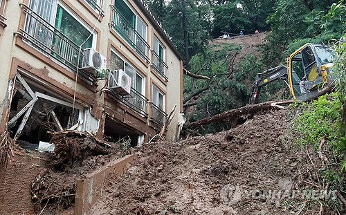 ▲ 폭우로 인한 산사태로 피해를 입은 주택. ⓒ 연합뉴스