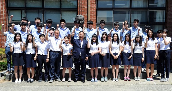 ▲ 개성고등학교를 방문해 수험생과 지도하는 교직원들을 격려하는 김석준교육감 ⓒ뉴데일리