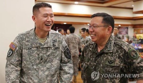 ▲ 리처드 김 사령관이 주한미군 2사단 부사단장 시절 전인범 당시 특전사령관과 만나 이야기를 나누는 모습. ⓒ연합뉴스. 무단전재 및 재배포 금지.