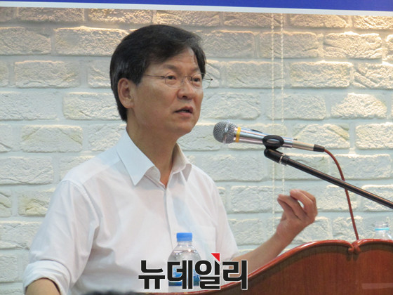 ▲ 무소속 천정배 의원이 4일 오후 전북 전주에서 강연을 하고 있다. 천정배 의원이 호남에서 대중을 상대로 공개 강연을 한 것은 4·29 보궐선거 당선 이후 처음 있는 일이다. ⓒ전주=뉴데일리 정도원 기자