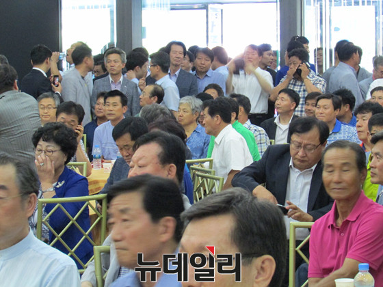 ▲ 무소속 천정배 의원이 4일 오후 전북 전주에서 강연회를 개최한 가운데, 강연장에 청중들이 몰린 관계로 다수의 사람들이 입구 쪽에서 서서 강연을 듣고 있다. ⓒ전주=뉴데일리 정도원 기자