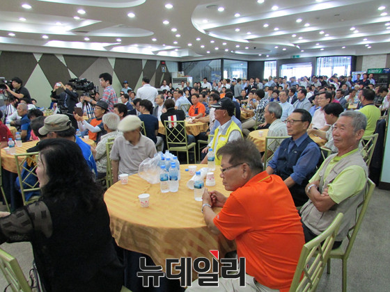 ▲ 무소속 천정배 의원이 4일 오후 전북 전주 덕진에서 강연회를 진행한 가운데, 전북 각지에서 모인 수많은 청중들이 운집해 강연을 듣고 있다. ⓒ전주=뉴데일리 정도원 기자