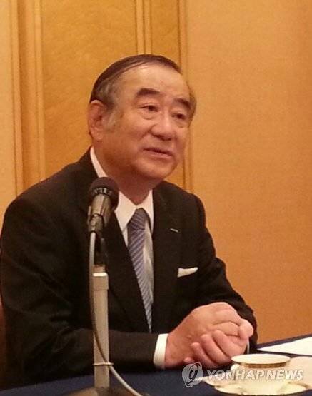 ▲ 쓰쿠다 다카유키(佃孝之·72) 일본롯데홀딩스 대표이사 사장이 4일 일본 도쿄 도내의 한 호텔에서 한국 언론사 특파원과 만나 회견하는 모습.ⓒ연합뉴스