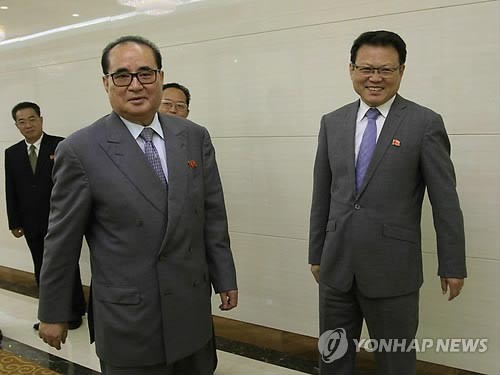 ▲ 지난 4일 '아세안지역안보포럼' 참석을 위해 말레이시아 쿠알라룸푸르 공항으로 입국하는 리수용 北외무상. ⓒ연합뉴스. 무단전재 및 재배포 금지.