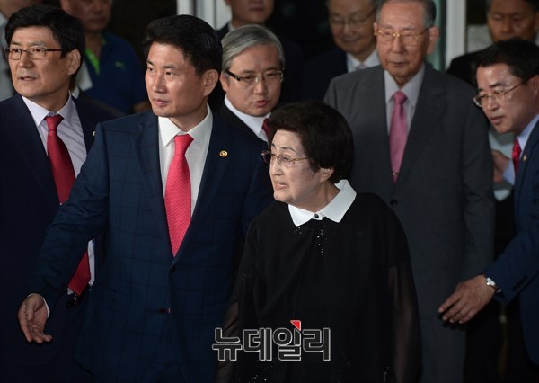 ▲ 김대중 전 대통령 부인 이희호 여사가 5일 오전 김포국제공항을 통해 북한 평양으로 출국했다. ⓒ 뉴데일리 정상윤 기자