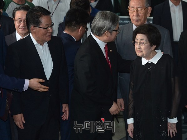 ▲ 새정치민주연합 박지원 전 원내대표(사진 왼쪽)가 5일 김포공항에서 이희호 여사의 방북을 배웅하고 있다. 박지원 전 원내대표는 같은날 아침 라디오에 출연해 민심을 이기는 정치인은 없다며, 자신도 미래에 어디에 있을지 모른다고 밝혀 묘한 정치적 여운을 남겼다. ⓒ뉴데일리 정상윤 기자