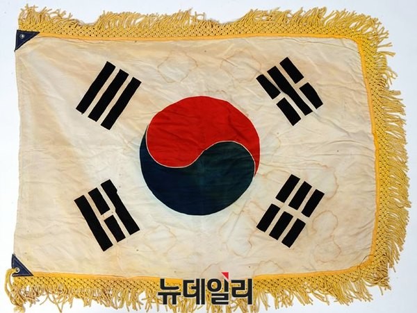 ▲ '독립전쟁, 그 위대한 여정' 전시에 공개되는 광복군 태극기의 모습. ⓒ전쟁기념관