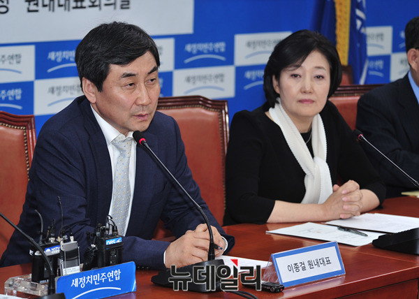 ▲ 새정치민주연합 이종걸 원내대표가 5일 열린 경제민주화 시즌2 공개토론회에서 발언하고 있다. 오른쪽에서 박영선 전 원내대표가 이를 지켜보고 있다. ⓒ뉴데일리 이종현 기자