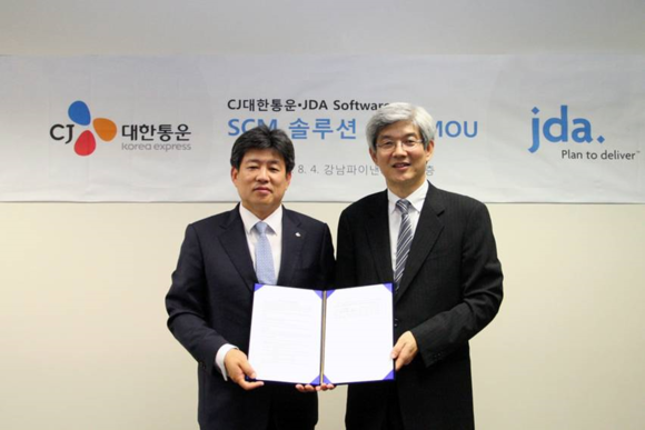 ▲ 정태영 CJ대한통운 CIO(왼쪽), 신호섭 JDA코리아 사장(우)ⓒCJ대한통운