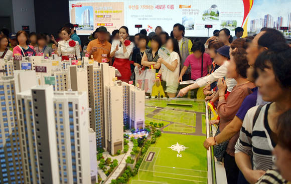 ▲ 대연 SK 뷰 힐스가 300대1 이상의 경쟁률을 기록한 아파트 1순위 청약에 이어 도시형생활주택 청약에서도 272대1의 경쟁률을 보였다. 사진은 지난 7월 24일 개관한 대연 SK뷰 힐스 모델하우스를 찾은 내방객들.ⓒSK건설