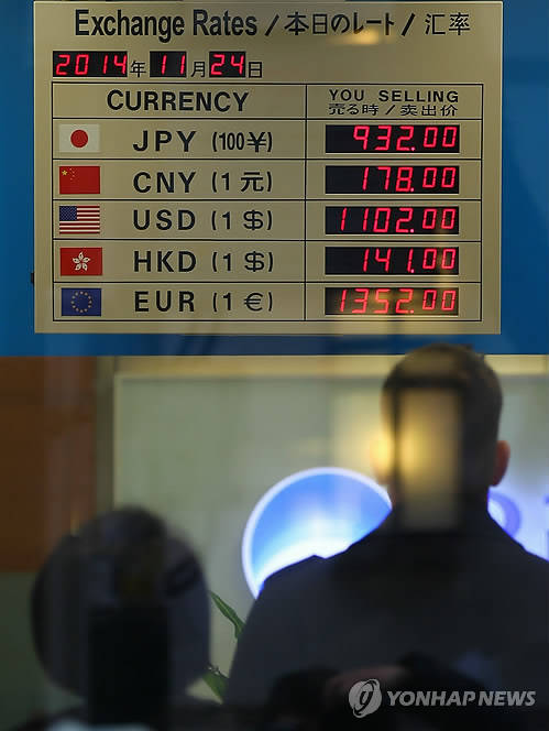 ▲ 휴가철이 됐지만 환전고객들을 잡느라 은행권은 바쁘다. 사진은 서울시내 한 시중은행 환전창구 모습. ⓒ 연합뉴스