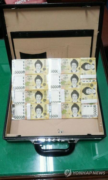 ▲ 5만원권 위조지폐가 들어있는 돈가방 ⓒ 연합뉴스