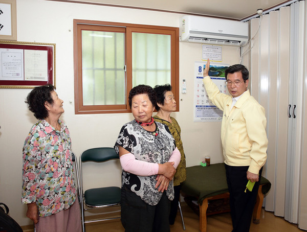 ▲ 황병수 칠곡군 부군수는 지난 4일 왜관읍 소재 왜관4리 무더위 쉼터를 방문해 현장을 점검하고 있다.ⓒ칠곡군 제공