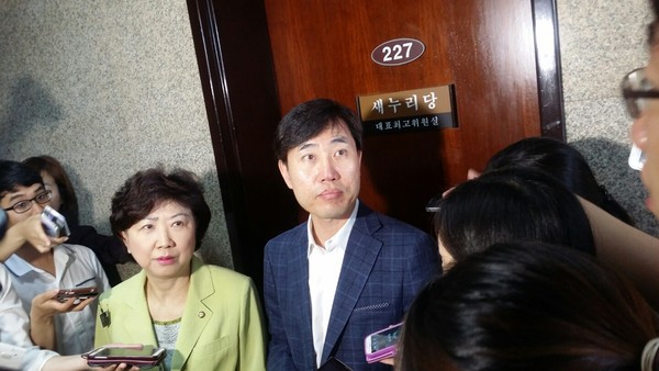 ▲ 새누리당 하태경-박인숙 의원이 6일 오전 김무성 대표를 찾아가 심학봉 의원에 대한 징계 요구안을 전달했다.ⓒ뉴데일리 김현중 기자