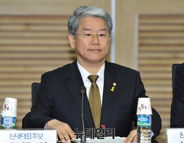 ▲ 새정치민주연합 김동철 의원은 6일 오전 라디오 인터뷰에 출연해 문재인 대표가 사퇴하고 대선주자급 비대위 체제로 당을 전환해야 한다고 주장했다. ⓒ뉴데일리 이종현 기자