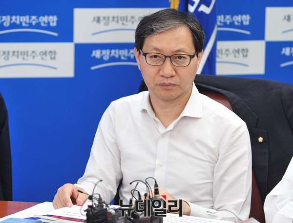 ▲ 새정치민주연합 김성주 의원은 6일 정책조정회의에서 재벌개혁을 내세우면서, 정부·여당이 강조하는 노동개혁에 대해 노동자에게 일방적인 희생을 강요한다고 폄하했다. ⓒ뉴데일리 이종현 기자