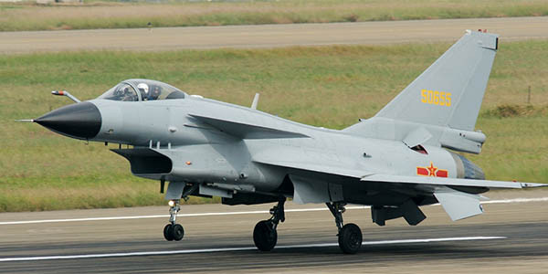 ▲ 中공산당 관영 신화통신의 자매지 '참고소식'은 "中공산당과 이란 정부가 20년짜리 유전 채굴권과 J-10 전투기 24대를 서로 주고받기로 했다"고 보도했다. 사진은 中공산당이 이란에 주기로 한 J-10 전투기. ⓒ위키피디아 공개사진.