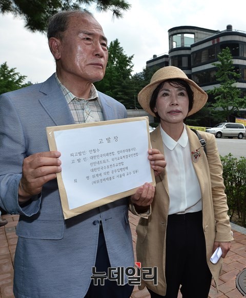 ▲ 시민단체들은 "안철수 의원이 지난 2011년 서울대학교 교원(전임) 채용 당시 허위 내용을 기재한 채용지원서를 제출했다"고 주장했다. 안철수 의원을 고발한 시민단체들은 안 의원이 '형법 137조(위계에 의한 공무집행방해)', '국가공무원법 44조(시험 또는 임용의 방해행위금지) 및 같은 법 25조(인사에 관한 부정행위금지)' 등을 위반했다고 말했다. ⓒ 뉴데일리 정상윤 기자