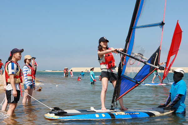 ▲ 울진군이 윈드서핑체험을 실시했다.ⓒ울진군
