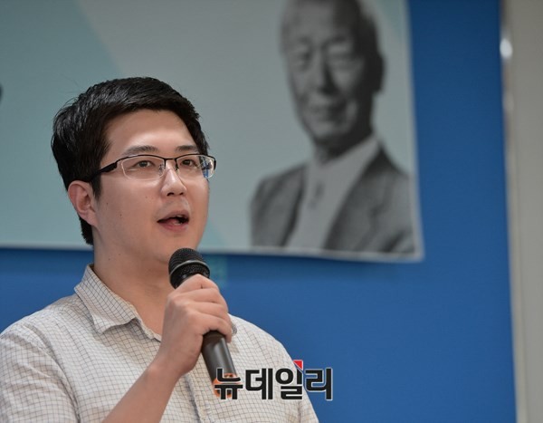 ▲ '근현대사의 불가해, 이승만'이라는 제목의 독후감으로 대상을 수상한 경희대 경영학과 구태경 학생이 수상소감을 말하고 있다. ⓒ뉴데일리 정상윤 기자