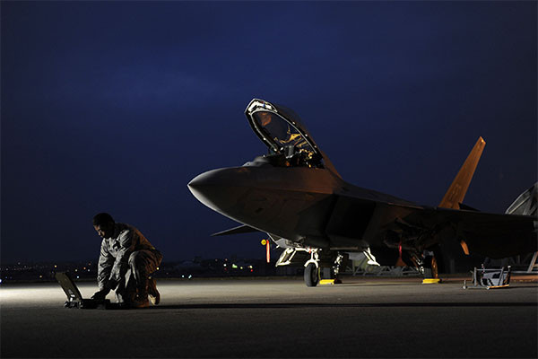 ▲ 오키나와 가데나 공군기지에서 데이터 체크 중인 F-22 랩터 전투기. ⓒ가데나 공군기지 홈페이지 캡쳐