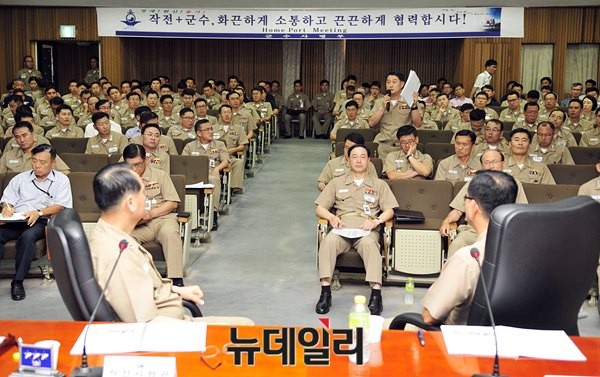 ▲ 해군 군수사령부는 6일 해군 군수분야 주요 직위자들과 작전 직위자들을 진해에 초청하는 홈포트 미팅을 개최했다. 사진은 회의 참석자들이 토의를 벌이고 있는 모습이다. ⓒ해군 군수사령부