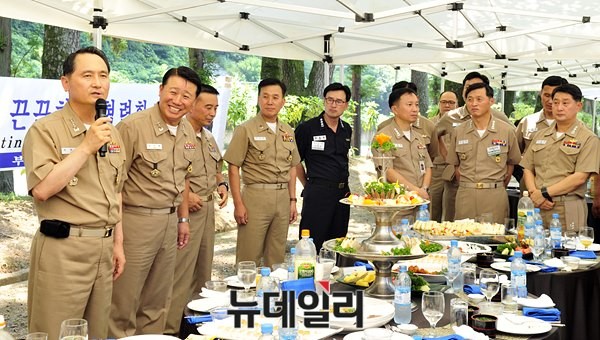 ▲ 해군 군수사령부는 6일 해군 군수분야 주요 직위자들과 작전 직위자들을 진해에 초청하는 홈포트 미팅을 개최했다. 사진은 미팅 참석자들이 오찬에 앞서 담소를 나누고 있는 모습이다. ⓒ해군 군수사령부