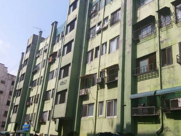 ▲ 1970년 완공된 서부 이촌동 이촌 시범아파트의 재건축 필요성은 누구나 공감하지만, 용적률 등 구체적인 개발 내용을 둘러싸고 서울시와 주민들 간 의견 차이를 보이고 있다. 사진은 이촌 시범아파트 모습.ⓒ뉴데일리경제