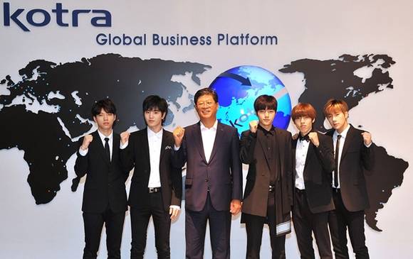 ▲ 김재홍 코트라 사장(왼쪽 3번째)과 한류박람회 홍보대사로 위촉된 '인피니트'의 멤버들이 화이팅을 외치고 있다. ⓒ코트라