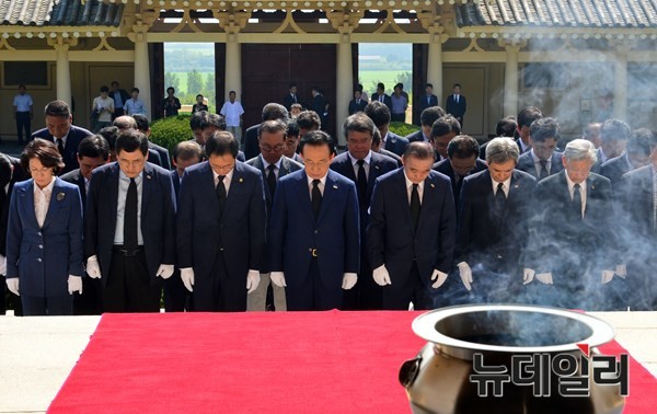 ▲ 김관용 도지사(왼쪽 앞줄 네번째)가 7일 경주 통일전을 찾아 공식 참배했다.ⓒ경북도 제공