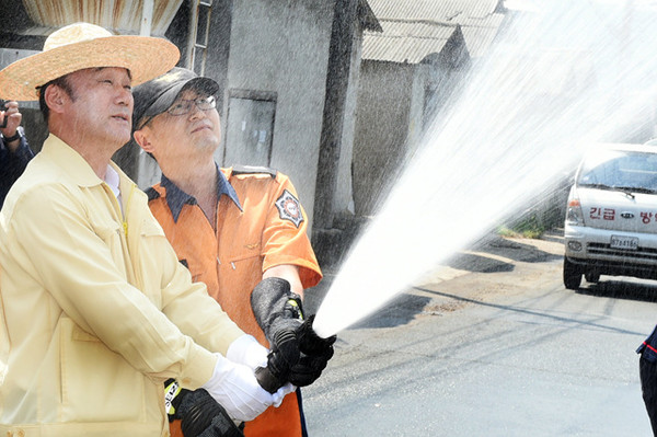 ▲ 최양식 경주시장이 폭염 재난 피해 지역 희망농원에 살수작업을 지원하고 있다.ⓒ경주시 제공